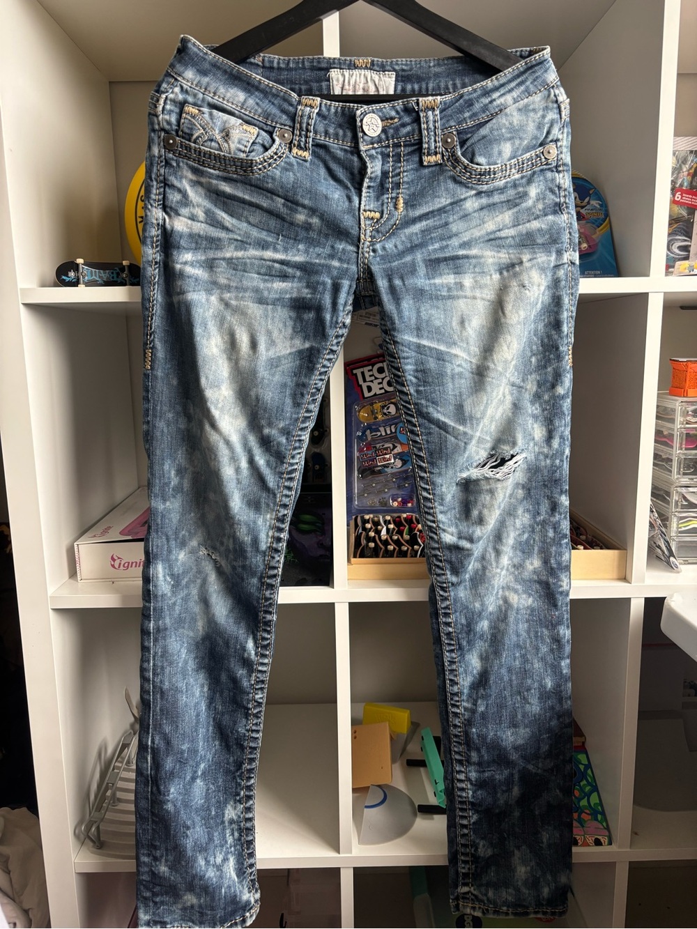Woman’s big star distressed skinny jeans